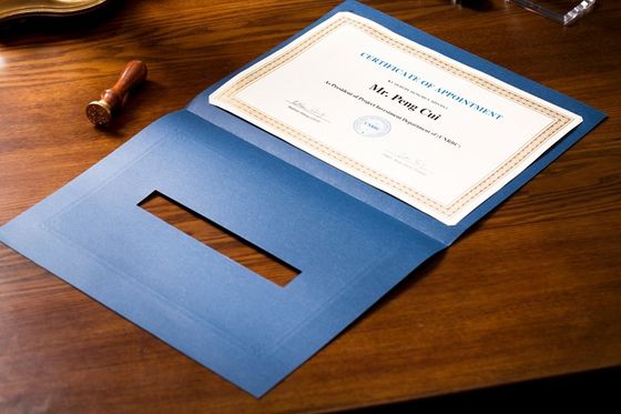 Suporte azul do papel do certificado da reunião, dobrador acolchoado de carimbo quente de prata do certificado