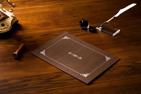 O costume imprimiu o papel de pergaminho de carimbo quente da prata dos suportes do certificado feito