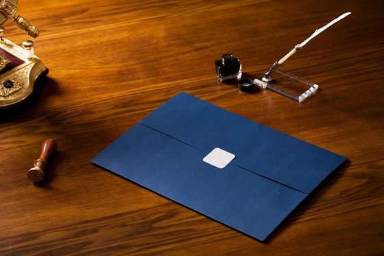 Os dobradores de carimbo quentes de prata da apresentação da concessão, reagrupam o suporte azul do arquivo de certificado